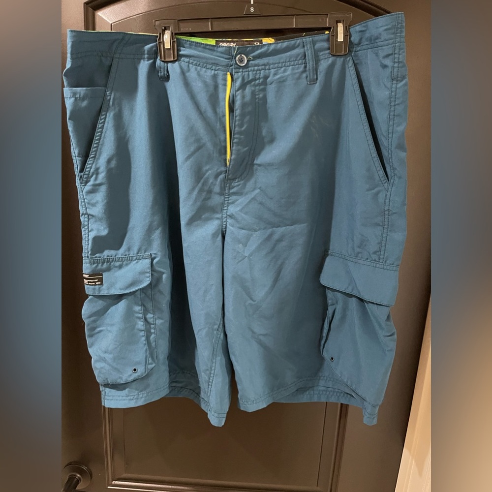 Oakley men’s cargo shorts size 40